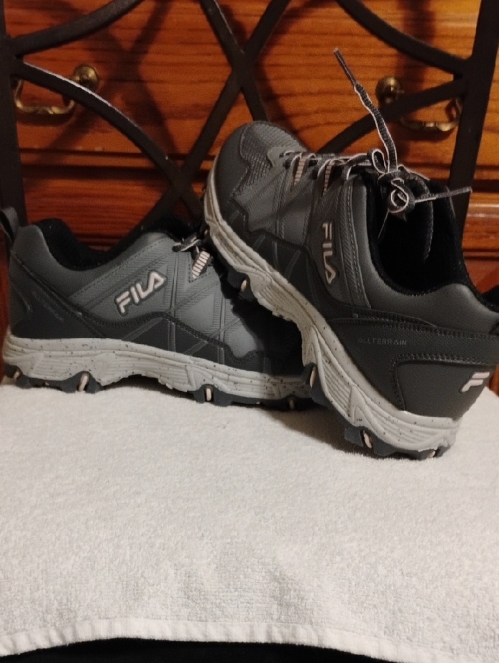 Women’s Fila At Peake Outdoor Sneakers Size 11 | Like New in Box - Picture 3 of 10